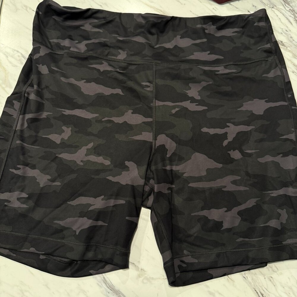 Athleta Ultimate Stash Pocket Camo 7" Biker Short